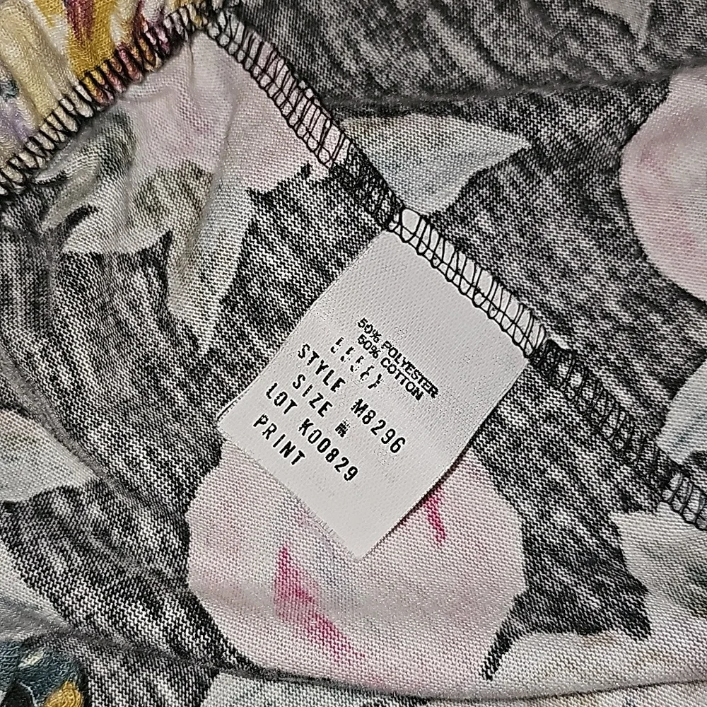 Vintage skirt floral pull on black background and multicolored flowers b33